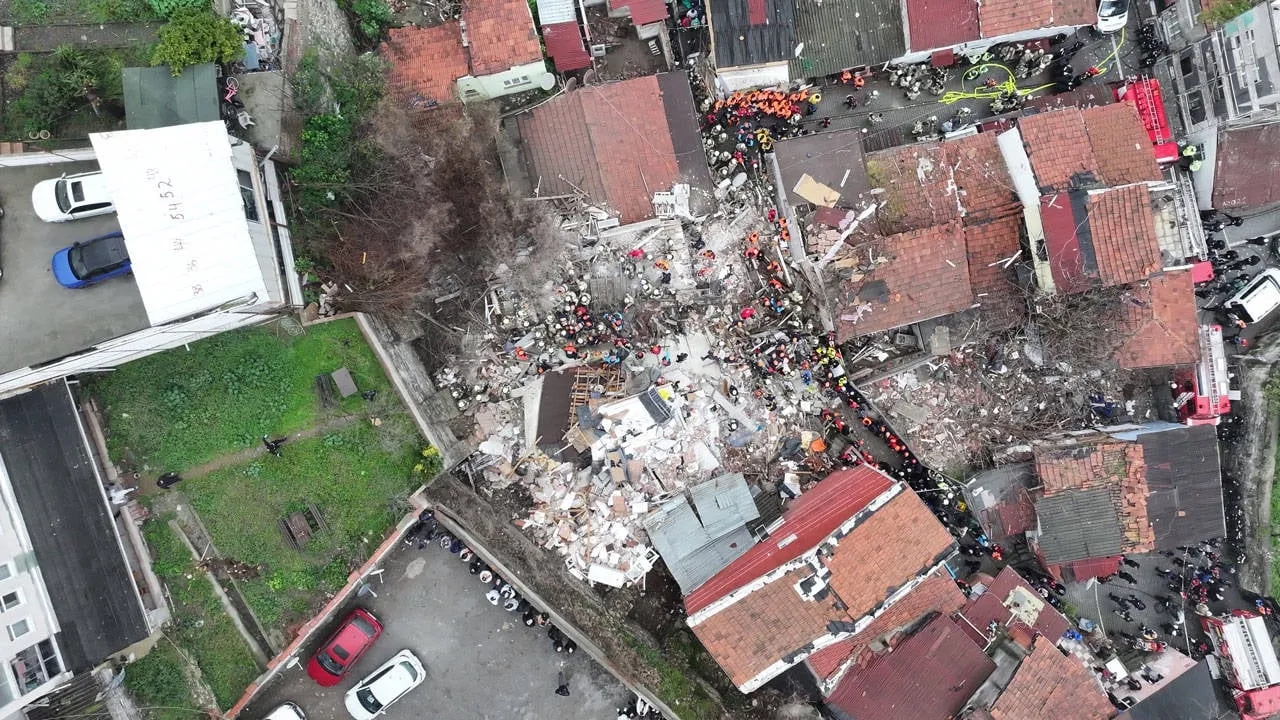 İstanbul’da iki bina çöktü I