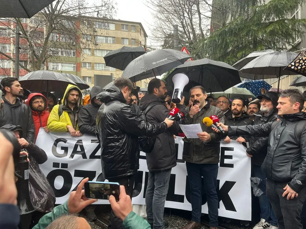 Barikatlar arasında basın açıklaması