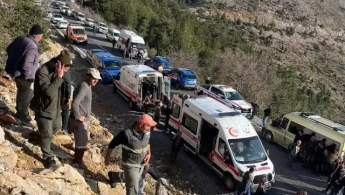 Mersin’de işçileri taşıyan minibüs kaza yaptı: