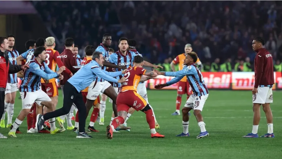 Maç bitti saha karıştı I