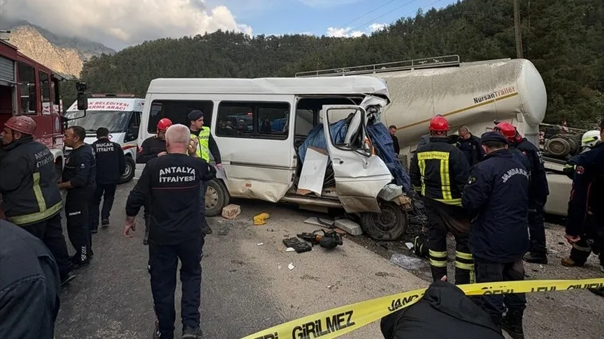 Işçileri taşıyan minibüs tır ile çapıştı