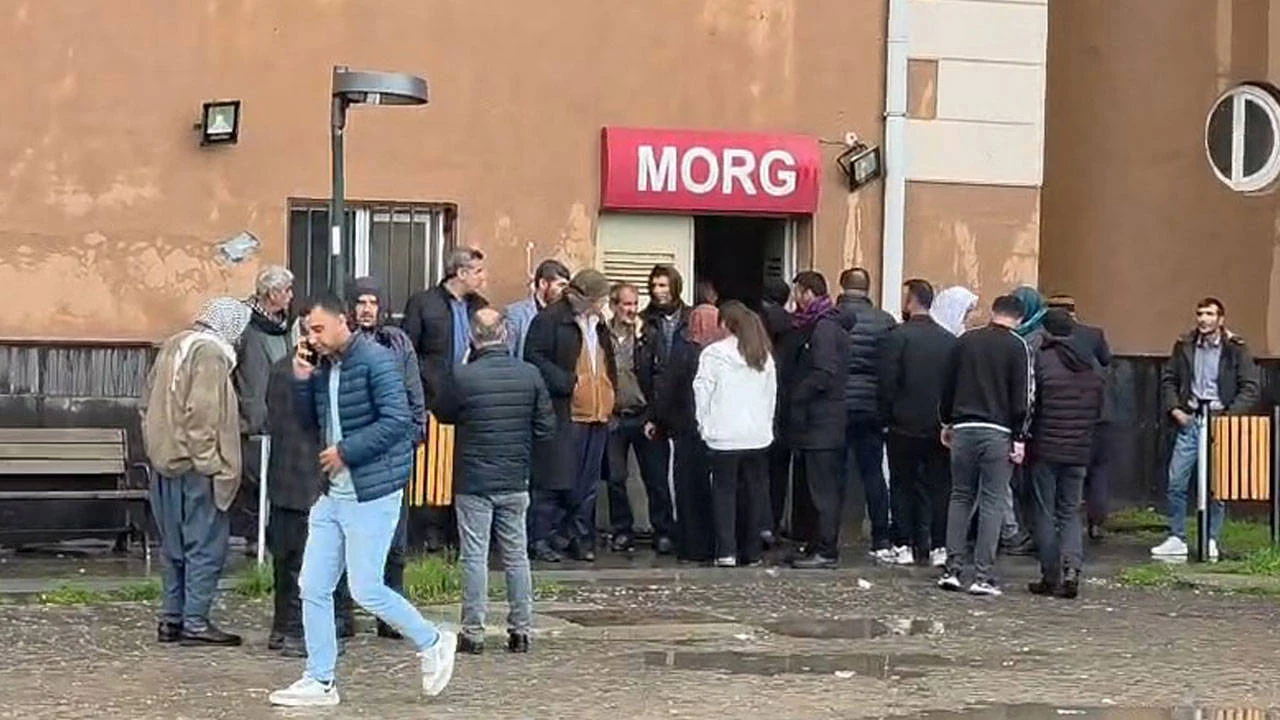 Okul bahçesinde yıldırım düştü