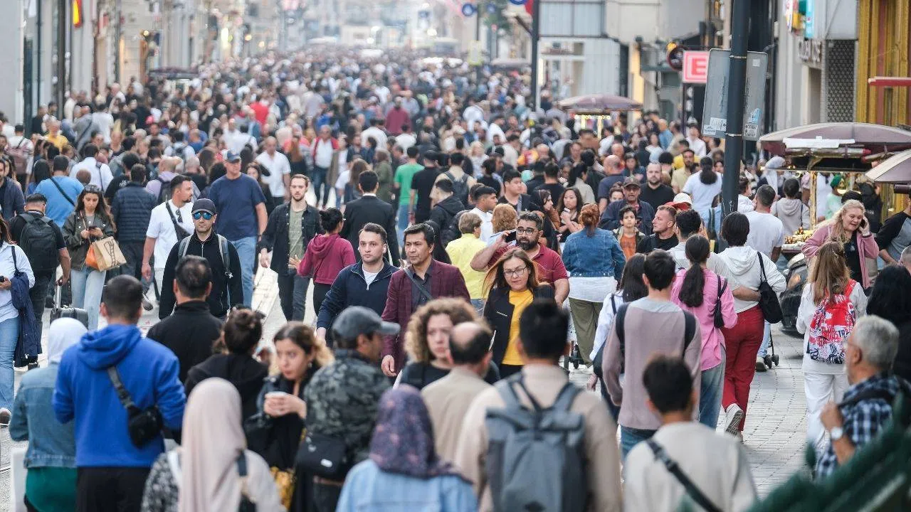 DİSK-AR: 5,5 milyon kişi iş bulamıyor — TÜİK: İşsiz sayısı 3 milyona dayandı görseli