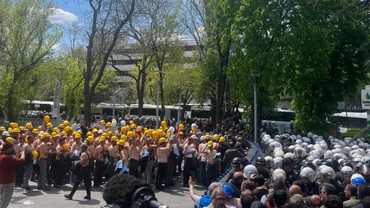 ‘Ücretsiz izne çıkarıldılar’ iddiası