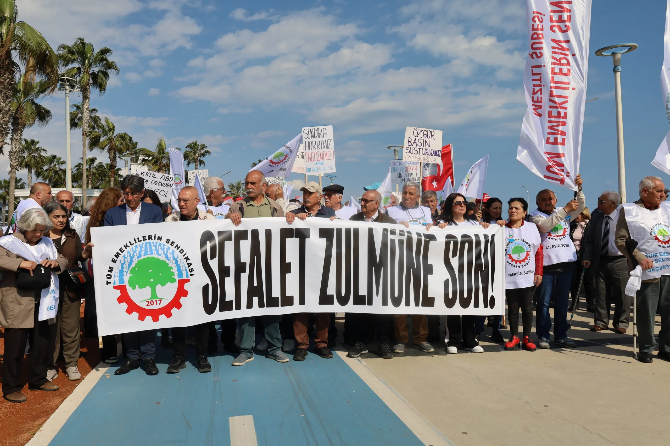 Emekliler meydanlarda
