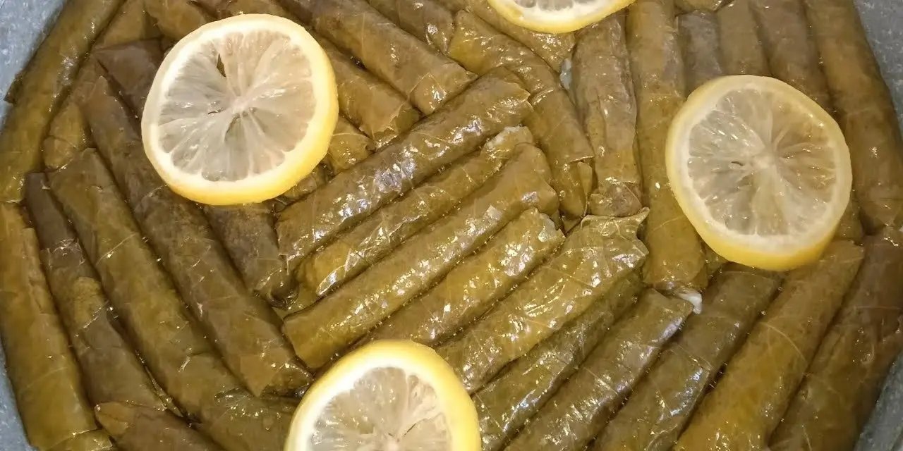 Sadece İzmirliler biliyor! Sarmayı böyle sarın asla yapraklar kararmıyor ve dağılmıyor
