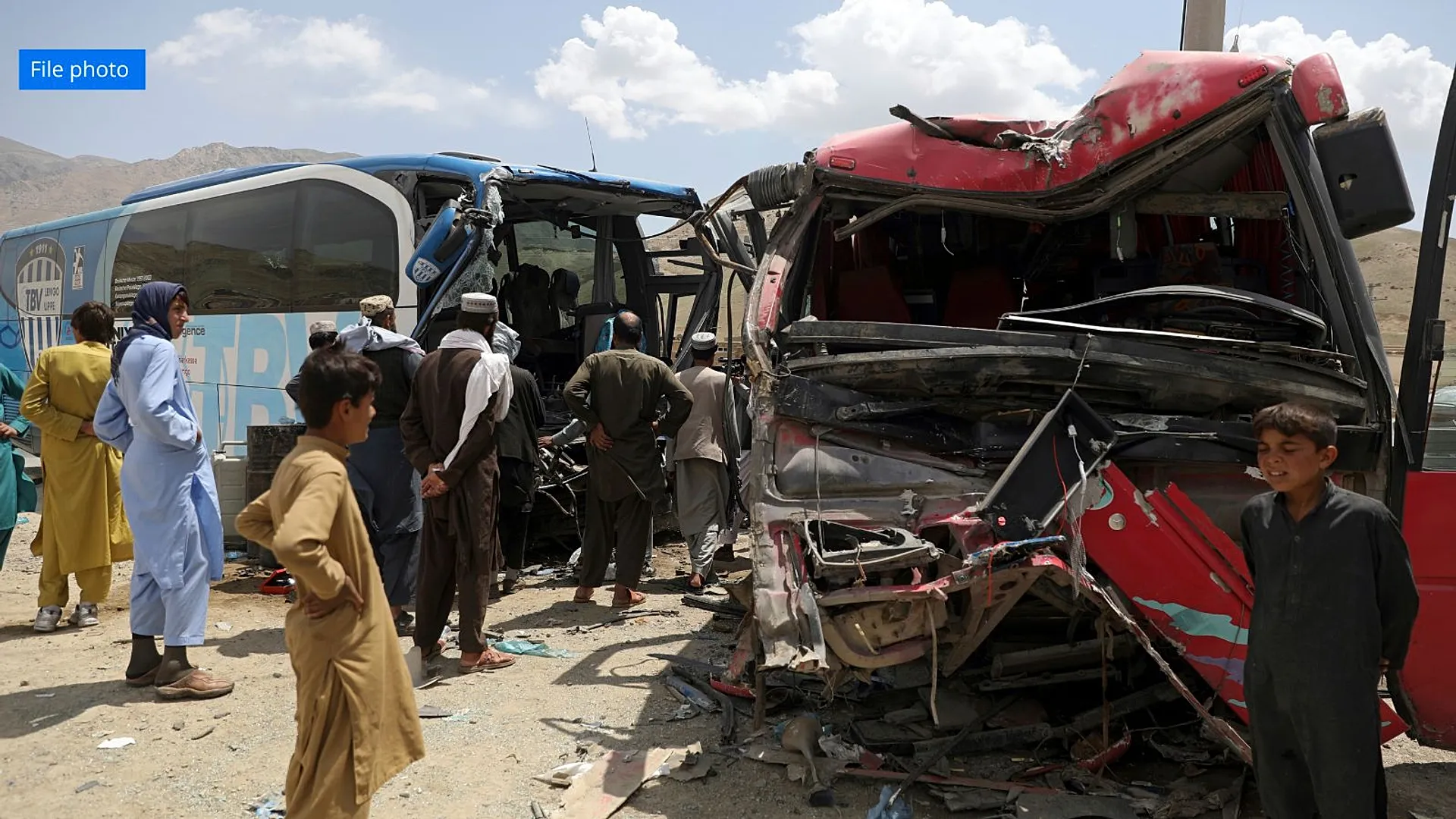 Afganistan’da mültecileri taşıyan kamyon devrildi