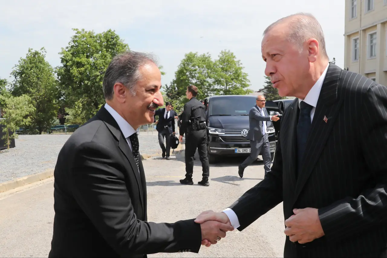 Kendisi kurmuştu