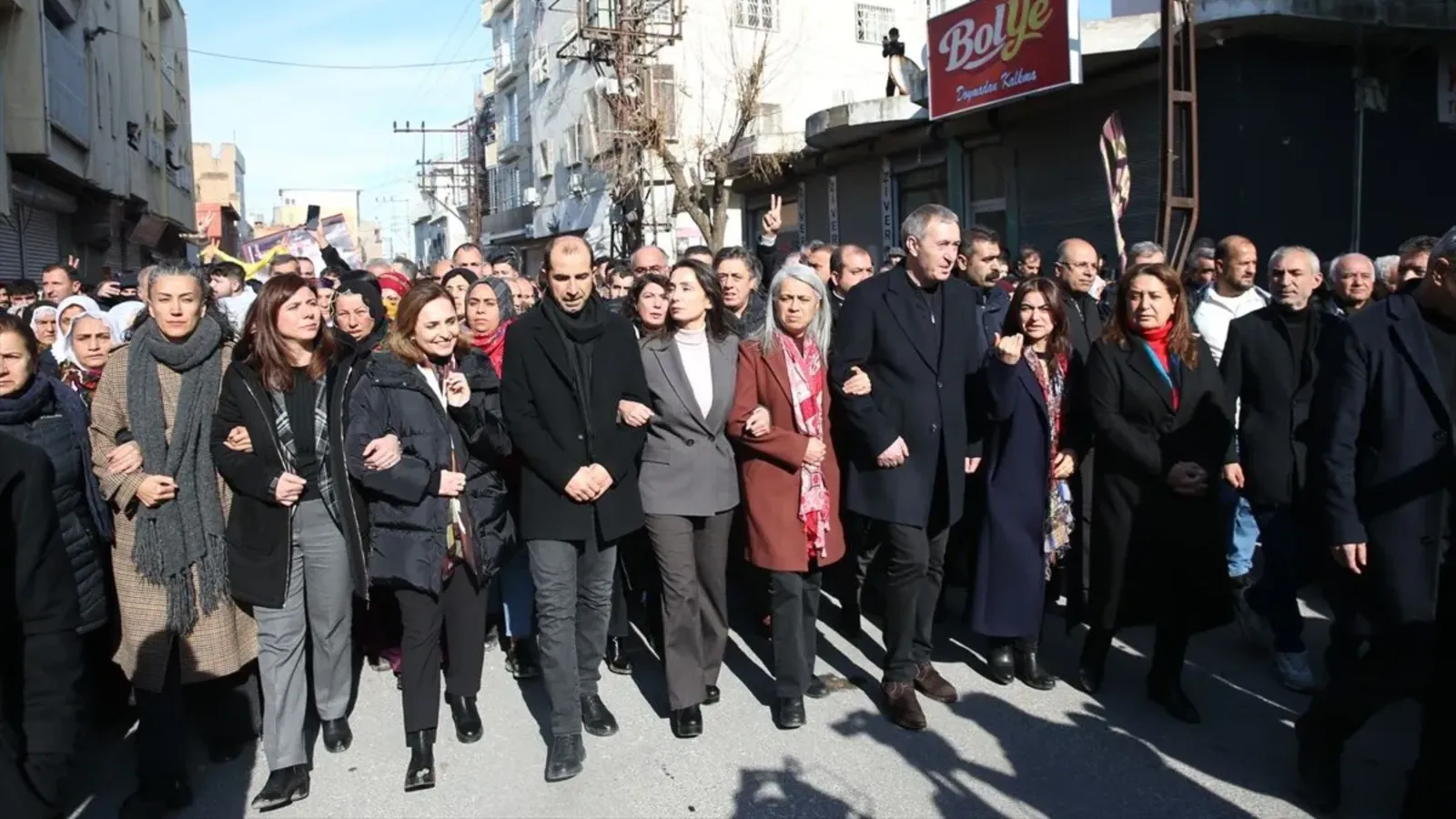 ‘Bir adım sessizliği bozar…’