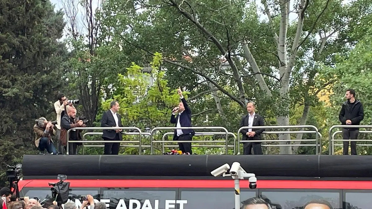 Özel Meclis’in önünden seslendi