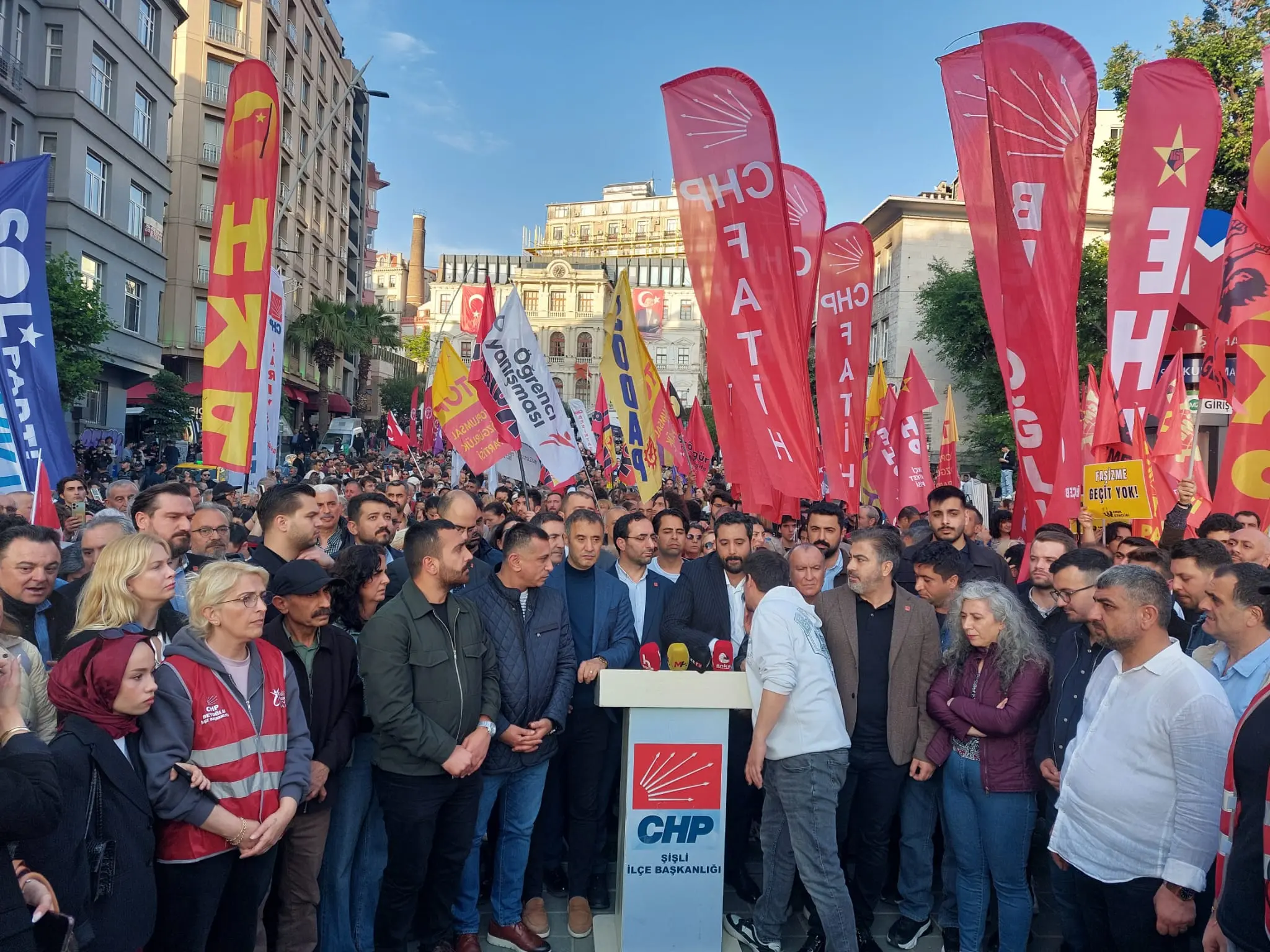 Özel’e destek için meydanlara çıktılar