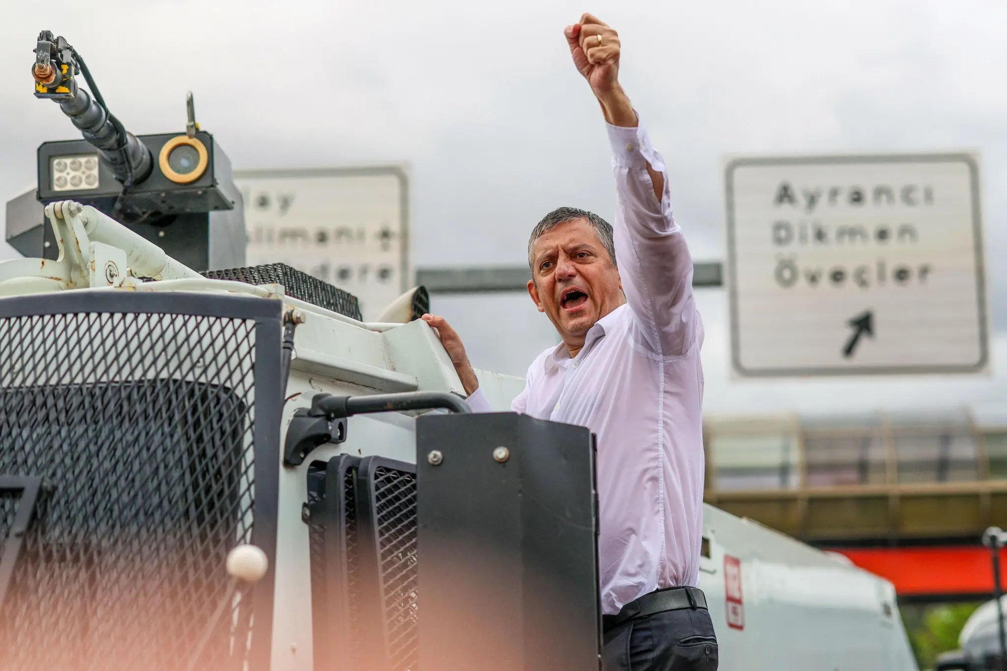 Polis CHP Genel Merkezi’ne zorla girdi
