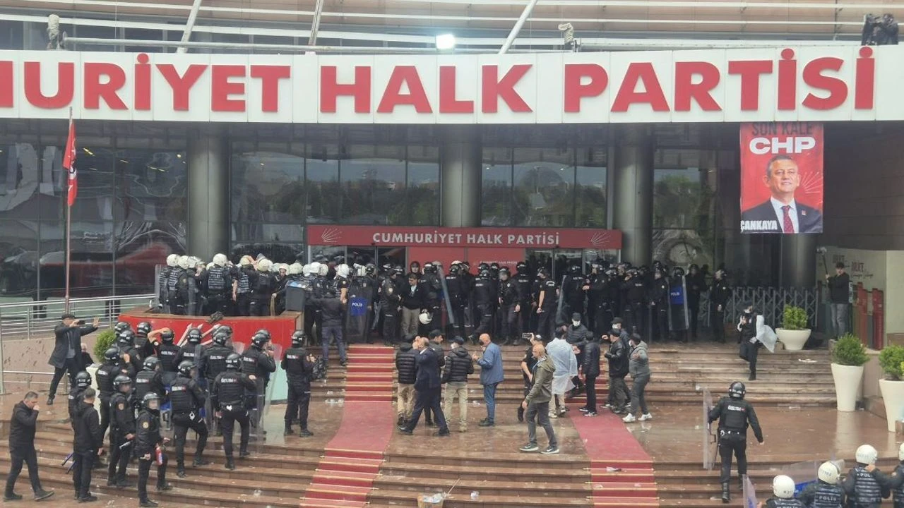 Polis zorla girmişti