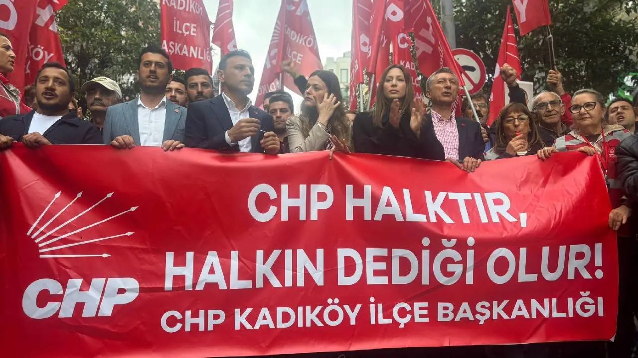 CHP’nin çağrısıyla meydanlara çıktılar