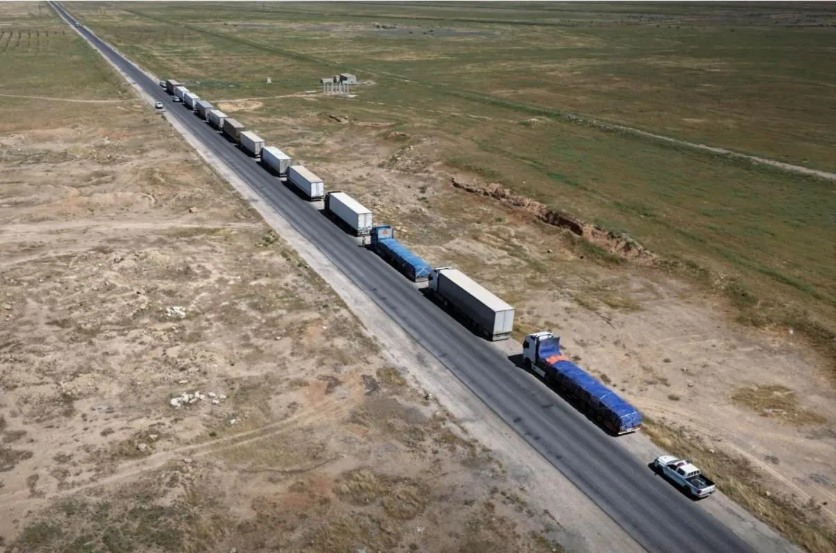 Tırlar Suriye-Irak güzergahını kullandı — Federe Kürdistan Bölgesi bypass edildi görseli