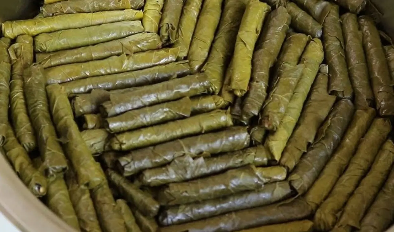 Suyunu süzüp içine 1 çay bardağı ekleyin! Tencereden sarmalar dağılmadan çıkacak