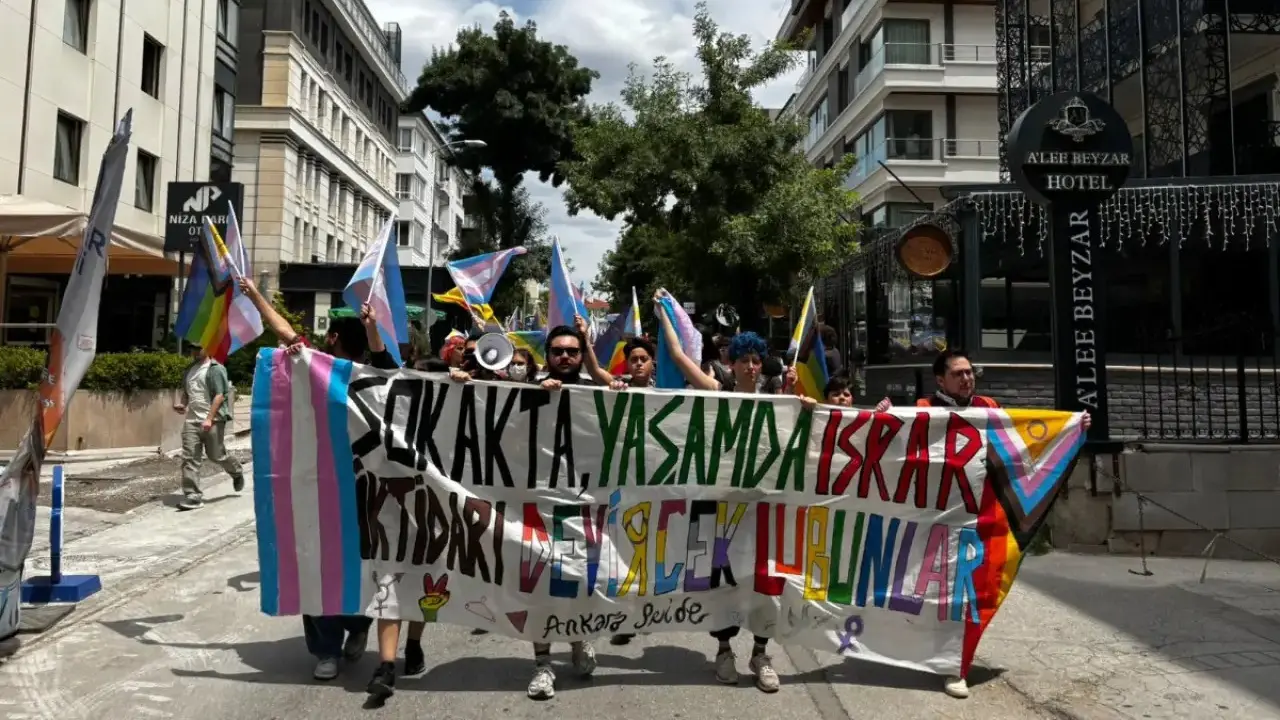Yürüyüşün ardından 8 gözaltı