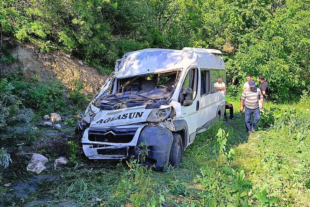 Tarım işçilerini taşıyan minibüs şarampole devrildi