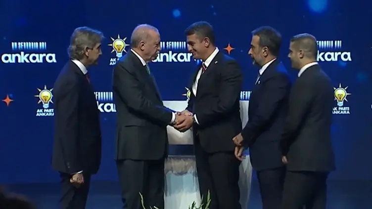 Rozetini Erdoğan taktı