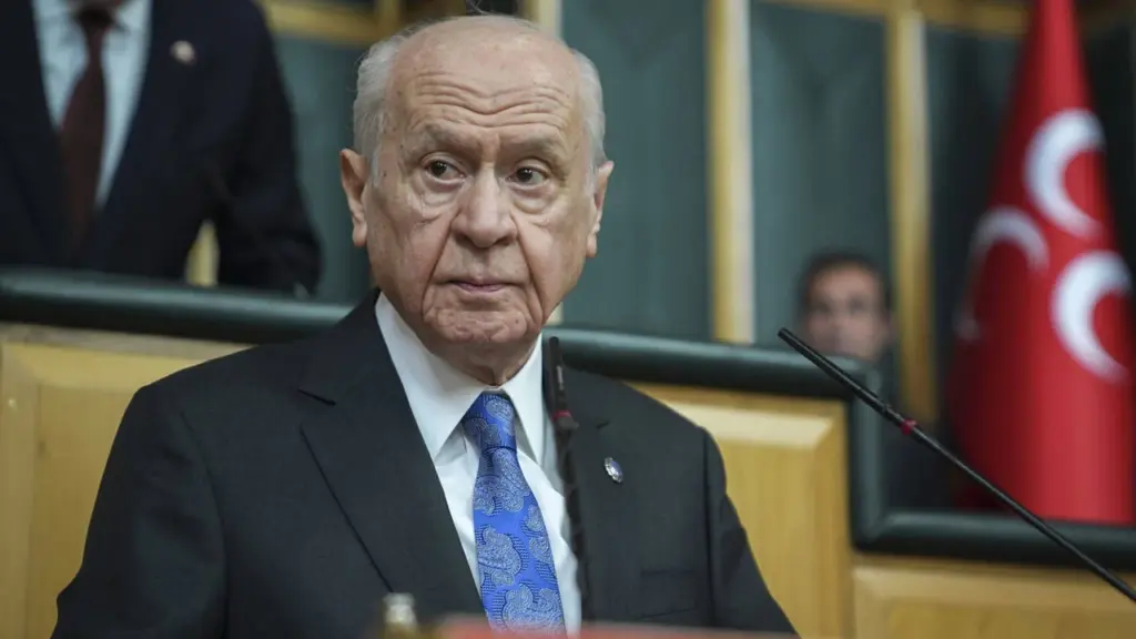 ‘Figüran taşıma’ görüntülerine tepki gösterdi — Bahçeli’den Kılıçdaroğlu için 'hak', Özel için 'saygı' mesajı görseli