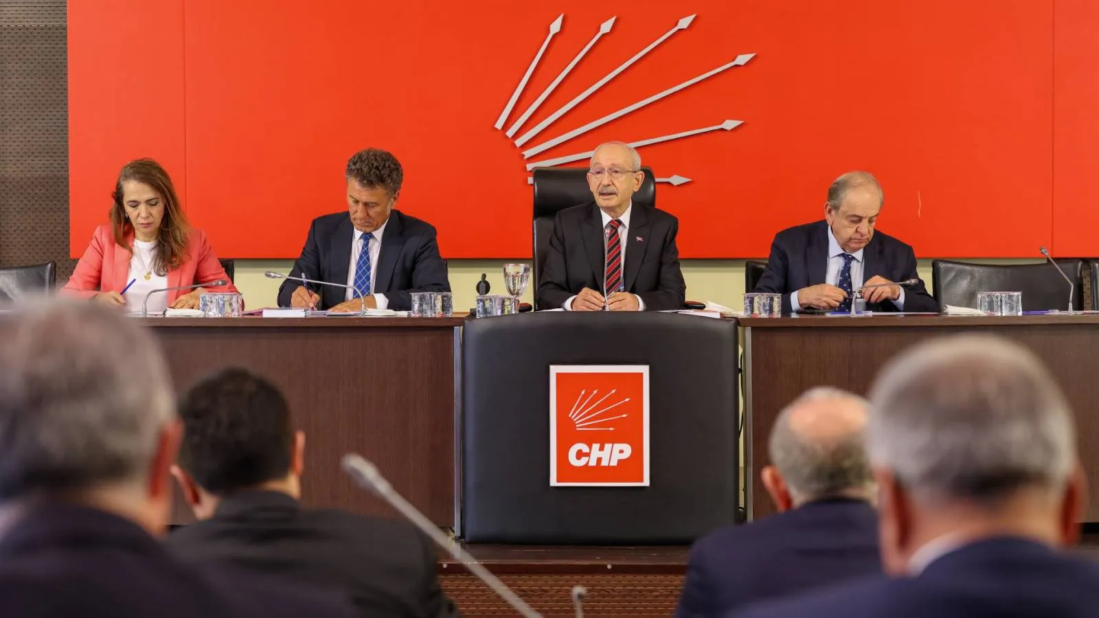 CHP PM’de 28 istifa – Özel’in ekibi: Kurultay zorunlu