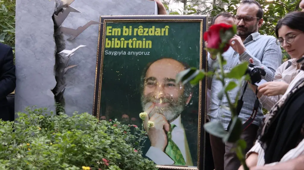 ‘Mezarı başında barışa hasretimizi yeniliyoruz’