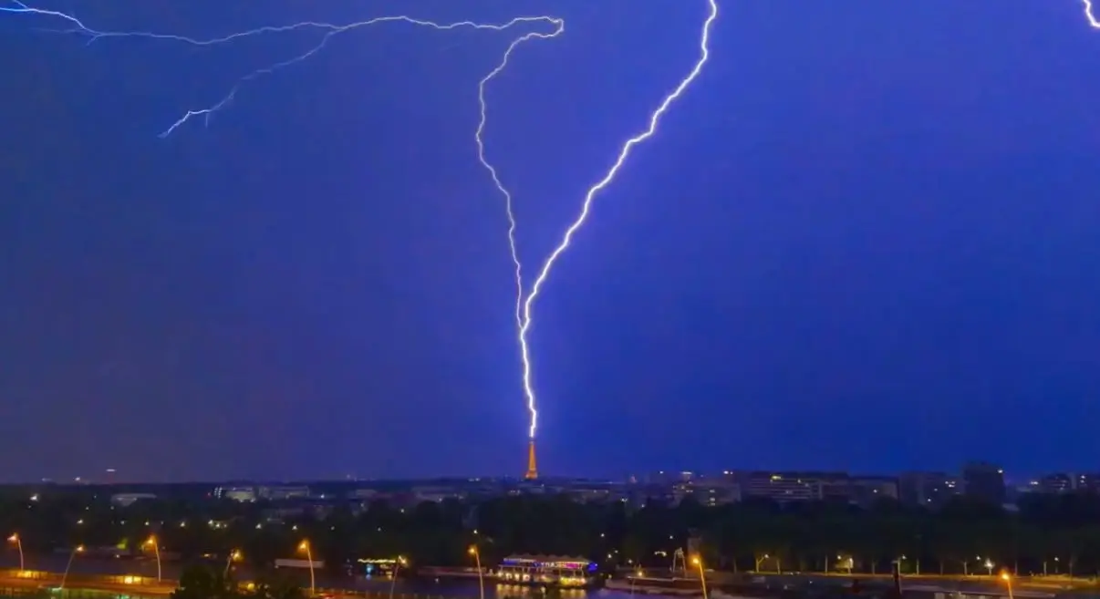 Şiddetli fırtına Paris’i vurdu