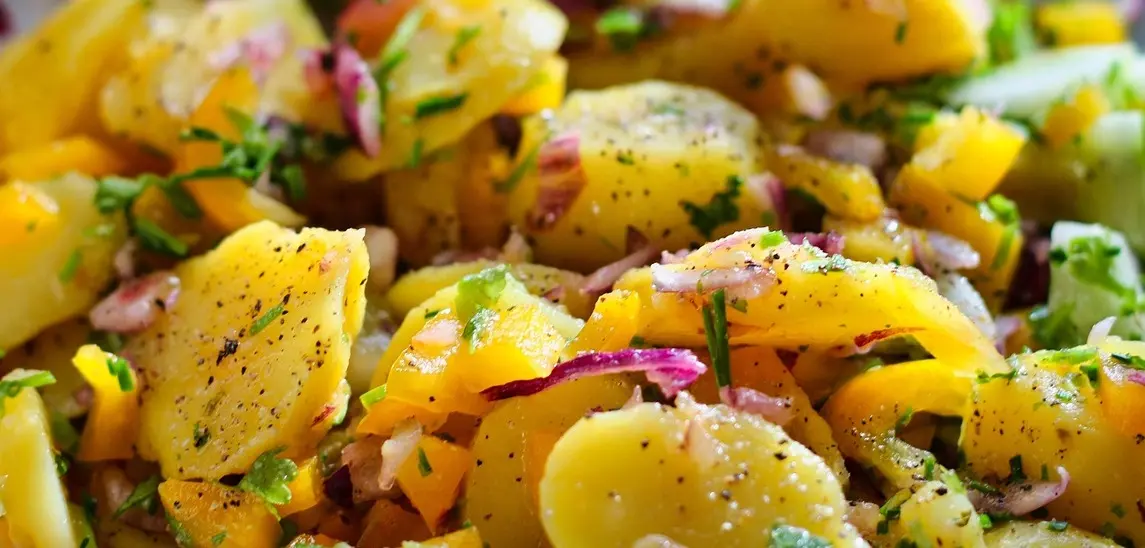 Yunan usulü patates salatası tarifi! Çok daha doyurucu ve lezzetli oluyor