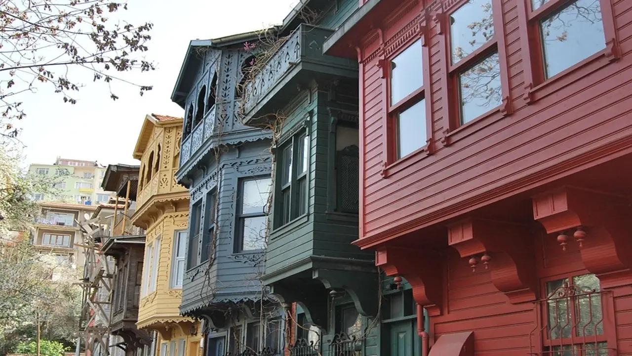 İstanbul’un Kalbi Olan Semt! Kuzguncuk Tarihi Dokusu ve Renkli Sokaklarıyla Büyülüyor