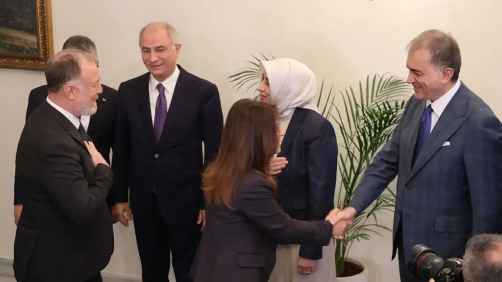 ‘Çerçeve yasa’ gündemde — DEM Parti ile AKP’li yetkililer görüştü görseli