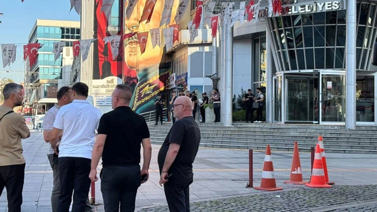 chp-li-izmit-belediyesi-ne-operasyon-ilce-baskani-gokhan-ercan-gozaltina-alindi