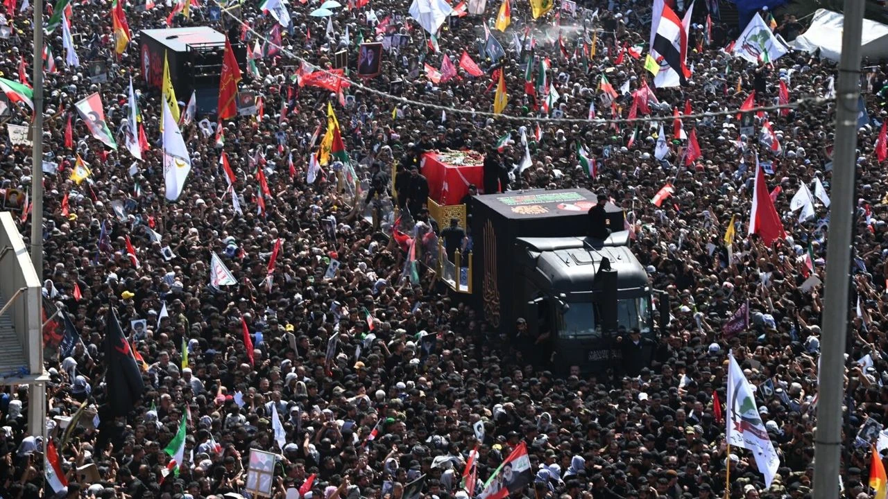 İran, Irak’ta da güç gösterisi yapıyor — Hamaney’in naaşı Necef ve Kerbela’da görseli