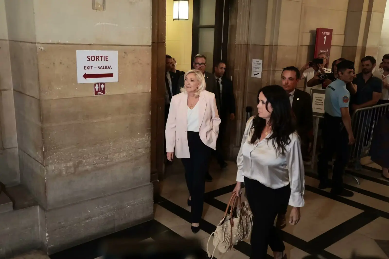 Le Pen’e istinaftan hem ceza hem ödül