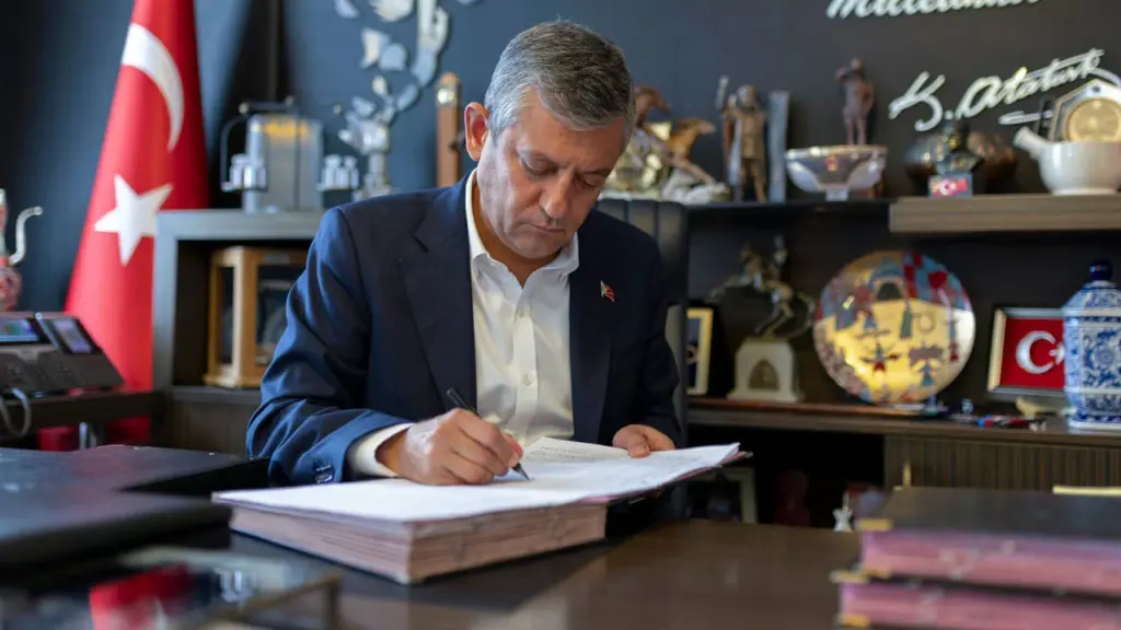 ozgur-ozel-chp-den-istifa-etti-1