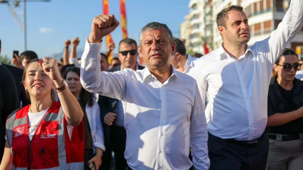 ozgur-ozel-den-yeni-parti-sinyali