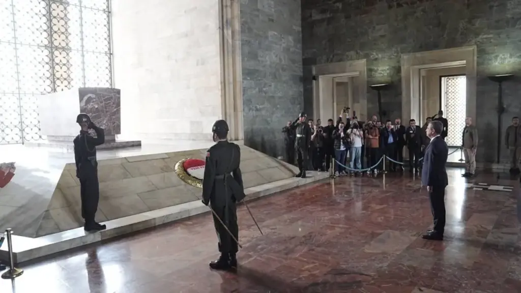Özel, Anıtkabir’i ziyaret etti — Yeni Parti’nin MYK’si belli oldu görseli