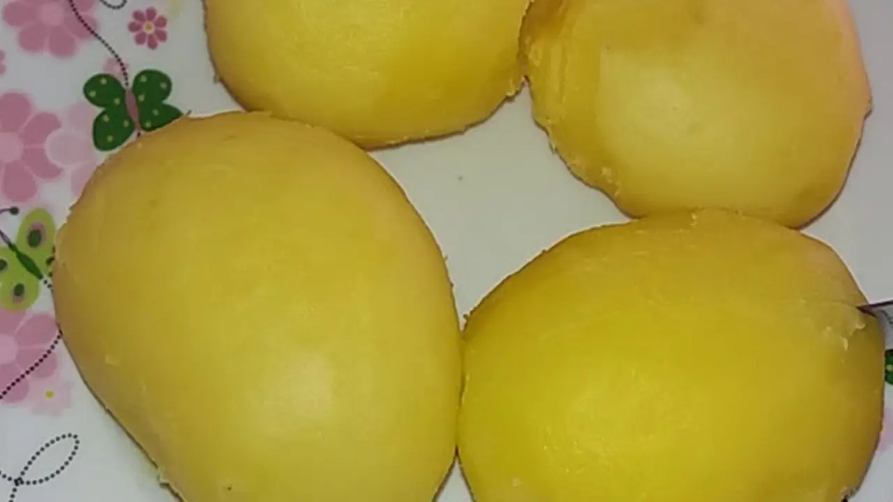 Haşlanmış patatesi tek tek soymayın! Kabukları kolayca çıkaran yöntem