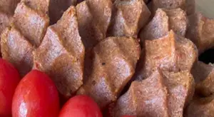 Adıyamanlıların çiğ köfte hazırlarken uyguladığı yöntem! Dağılma olmuyor