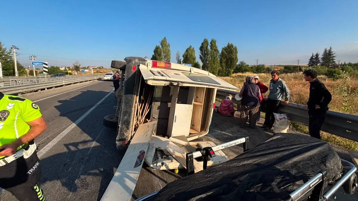 Tarım işçilerini taşıyan minibüs devrildi