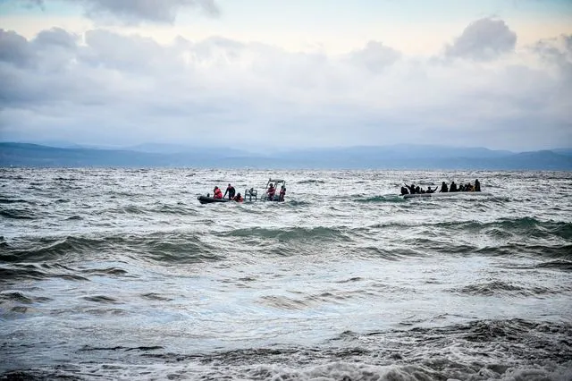 Manş Denizi’nde göçmenleri taşıyan tekne alev aldı
