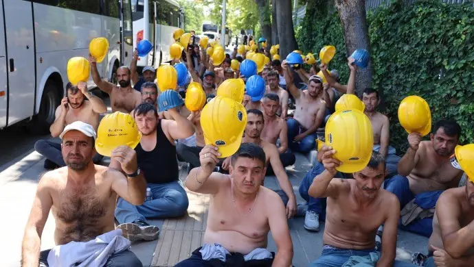 Gözaltından çıkan madenciler bakanlık önünde