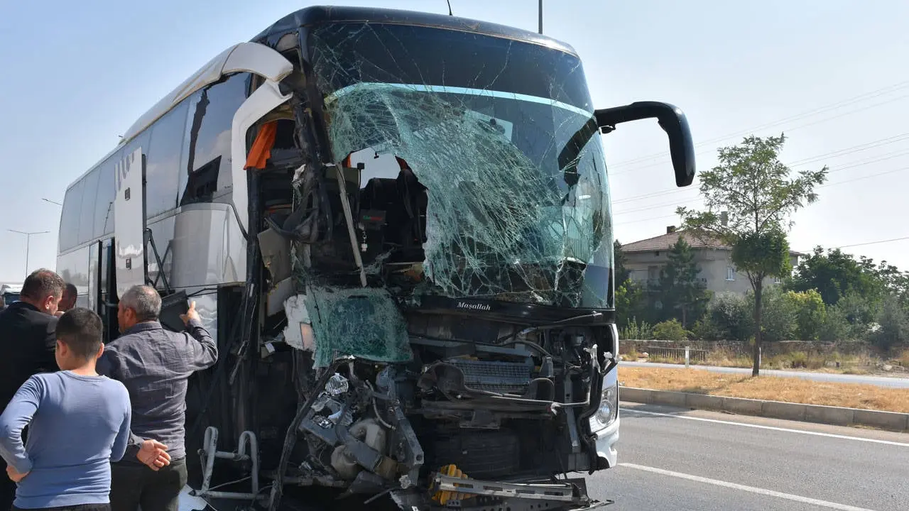 Afyonkarahisar’da yolcu otobüsü kamyonete çarptı