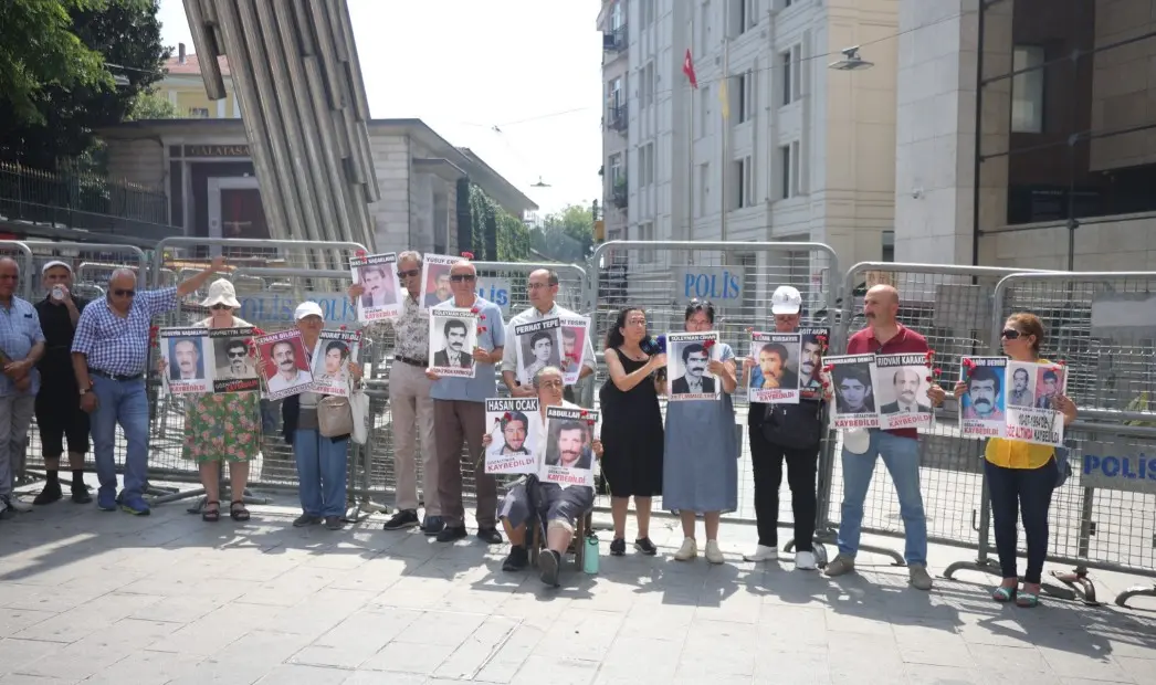 Burhan Sönmez Cumartesi Anneleri eylemine katıldı: