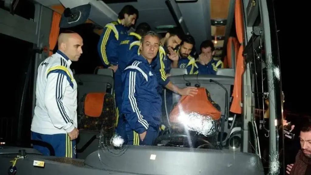 11 yıl sonra dosya açıldı — Fenerbahçe otobüsüne saldırı: 1 kişi tutuklandı görseli