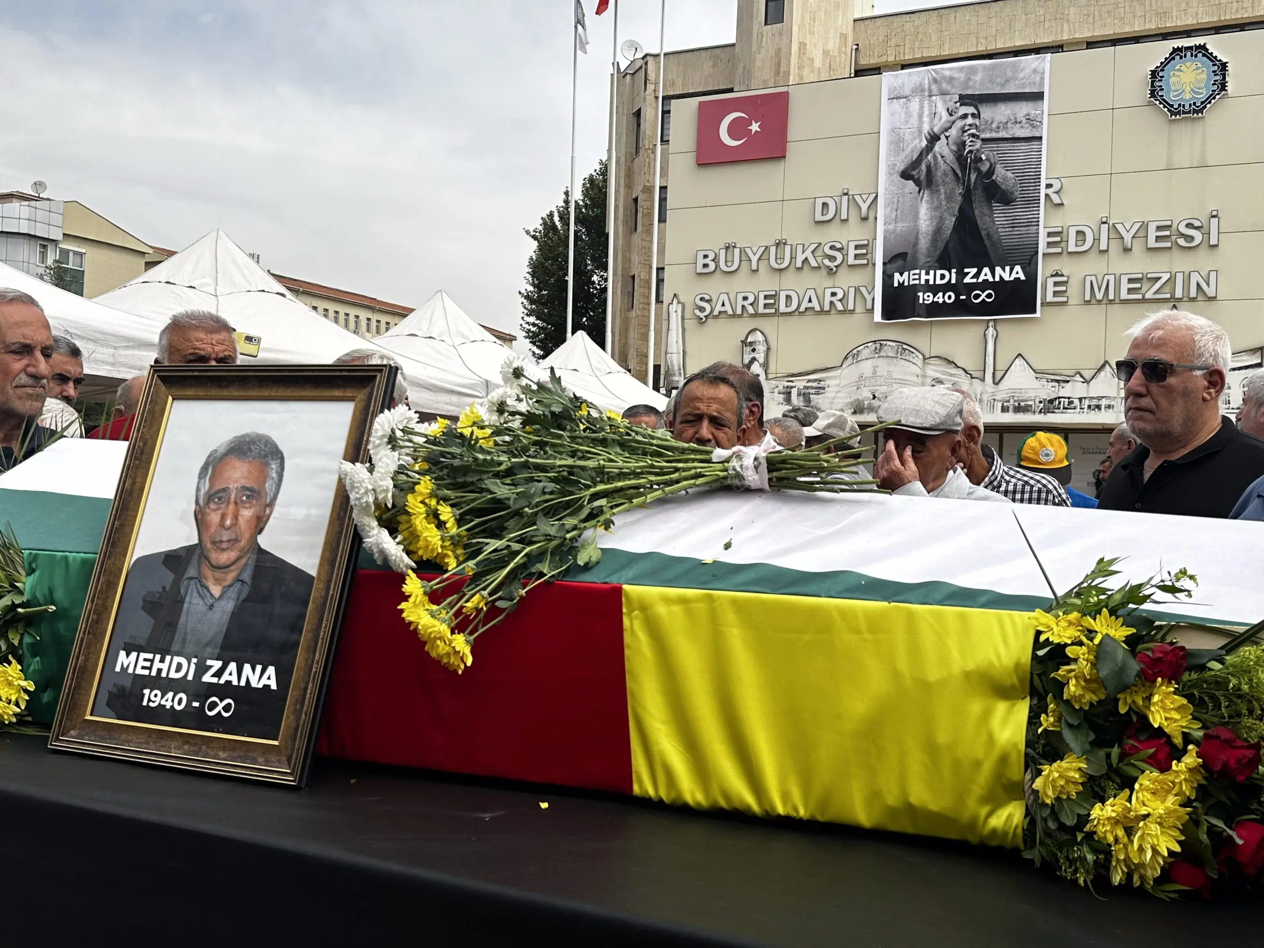 Diyarbakır Büyükşehir Belediyesi önünde tören