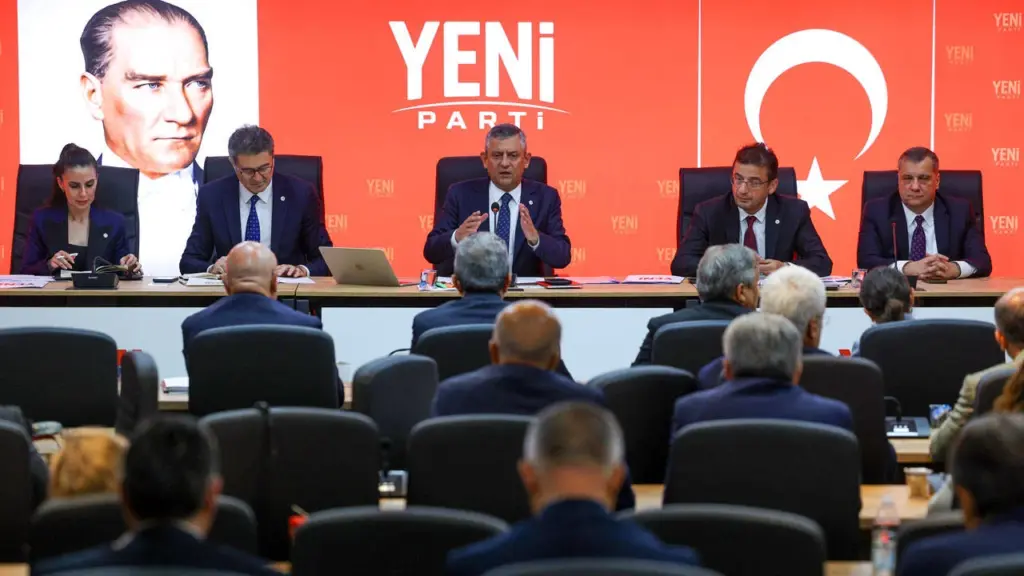 Yeni genel merkez faaliyete geçti — Özel, meclis modelini ve 3 dönem kuralını duyurdu görseli