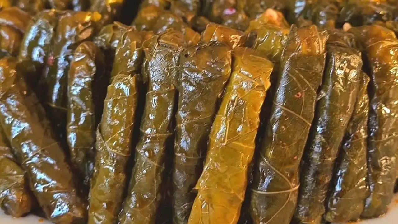 Tokatlıların yaprak sarma pişirirken uyguladığı teknik: Tencerenin dibine mutlaka seriyorlar