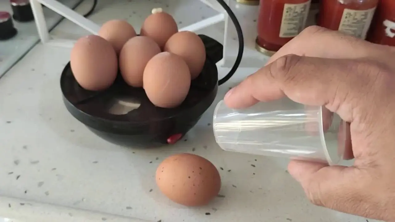 Haşlanmış yumurtayı soymak bu kadar kolay olmamıştı! 1 saniye yetiyor