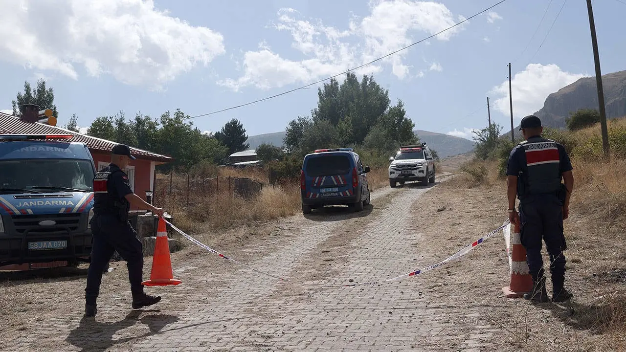 Anne ve babası tutuklanmıştı