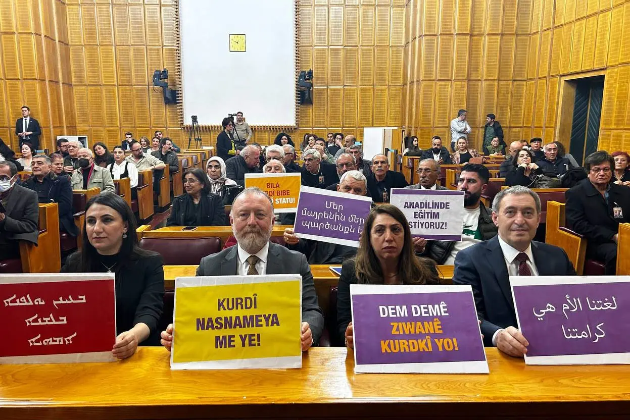 DEM Parti’den anadil önergesi